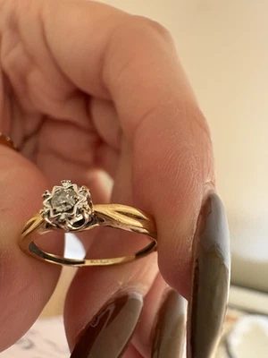 Anillo solitario vintage de oro amarillo de 9 quilates Foto 1 de 4