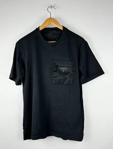 T-shirt Prada Re-Nylon con placca triangolare e taschino taglia L - Foto 1 di 6