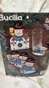 Vintage 1995 Bucilla 61186 Schneemann Untersetzer 5er Set mit Halter Kunststoff Leinwand Kit NEU - Bild 1 von 3