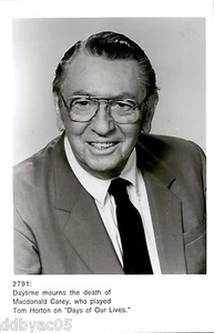 VINTAGE PHOTO WEARING GLASSES SMILING ACTOR MACDONALD CAREY DAYS OF OUR LIVES - Picture 1 of 2