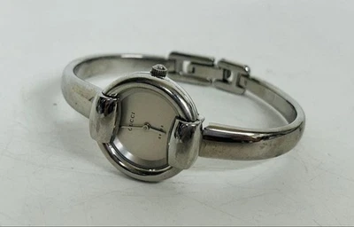 Reloj GUCCI 1400L Plateado Blanco Concha Cuadrante QZ Mujer’s Brazalete Funcionando Japón Foto 1 de 4