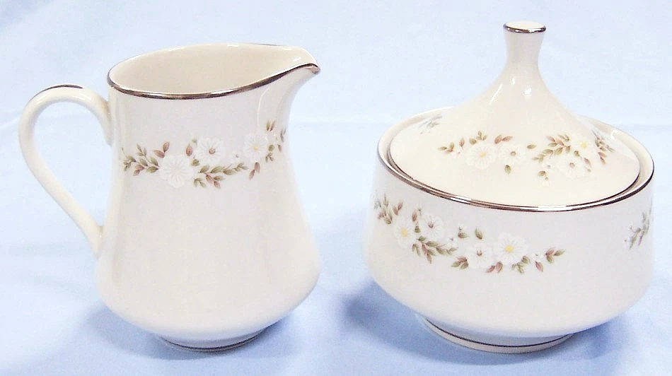 Mikasa Andrea 5852 "DAISY" CREMA Y AZUCARERO con Tapa, Borde Tono Platino, Japón Foto 1 de 4