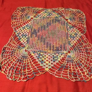 Vintage Handarbeit gehäkelt mehrfarbig Deckchen 10 im Quadrat gewellter Rand Baumwolle - Bild 1 von 4