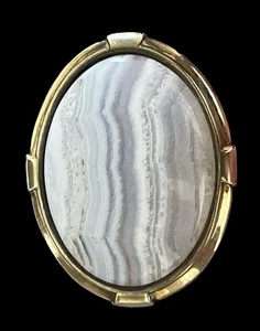Vintage Banded Lace Agate Oval Brooch~Gold-Tone Frame 1950s - Foto 1 di 4