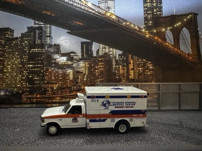 Greenlight 1:64 промывочный больничный медицинский центр скорая помощь Ford  - Изображение 1 из 4