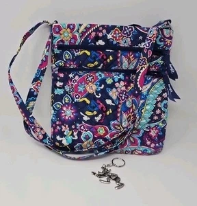 🔥 Vera Bradley Disney Handtasche mit 3 Reißverschlüssen & Schlüsselanhänger Hipster Paisley Crossbody - Bild 1 von 6