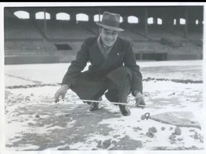 Hall of Famer Al Simmons Measures Comiskey Park 1933, Original Type 1 Photo 6x8 - Picture 1 of 2