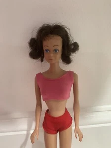 Barbie Midge bruna vintage del 1962 occhi azzurri brillanti, abito in maglia a righe - Foto 1 di 6