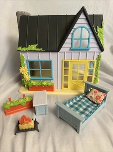 Sunny Days Entertainment Puppenhaus sonnenblumenblau mit ein paar Zubehörteilen - Bild 1 von 10
