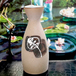 Botella de sake de cerámica vintage de Japón mediados de siglo Victoria cerámica 5,25" de alto - Imagen 1 de 6