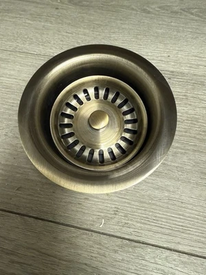 Colador de canasta Whitehaus WH202-AB latón 3-1/2" - latón antiguo Foto 1 de 3