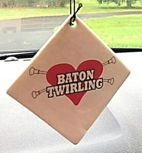 BATON TWIRLING LUFTERFRISCHER FÜR IHR AUTO TWIRLERS GESCHENK 3" x 3" FRISCHER DUFT  - Bild 1 von 2