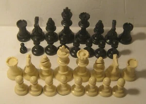 Classic STAUNTON Black & White CHESS SET Plastic w Green Felt Bottoms NO BOARD!! - Picture 1 of 3