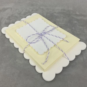 Juego de tarjetas de papel de acuarela festoneado blanco en blanco + sobres y tarjetas - Imagen 1 de 5