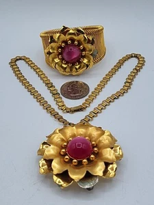 Juego de pulsera collar Coro sin firmar tono dorado flor piedra frambuesa - Imagen 1 de 8
