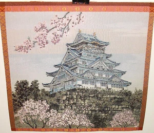 TAPIZ BORDADO SEDA TEMPLO PAISAJE JAPONÉS FLORES ROSA ÁRBOL SIN FIRMAR  - Imagen 1 de 3