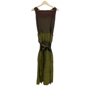 ISSEY MIYAKE FETE Einteiler Rundhals/Ärmellos/Lang/Plissee Khaki x Dunkelbraun - Bild 1 von 3
