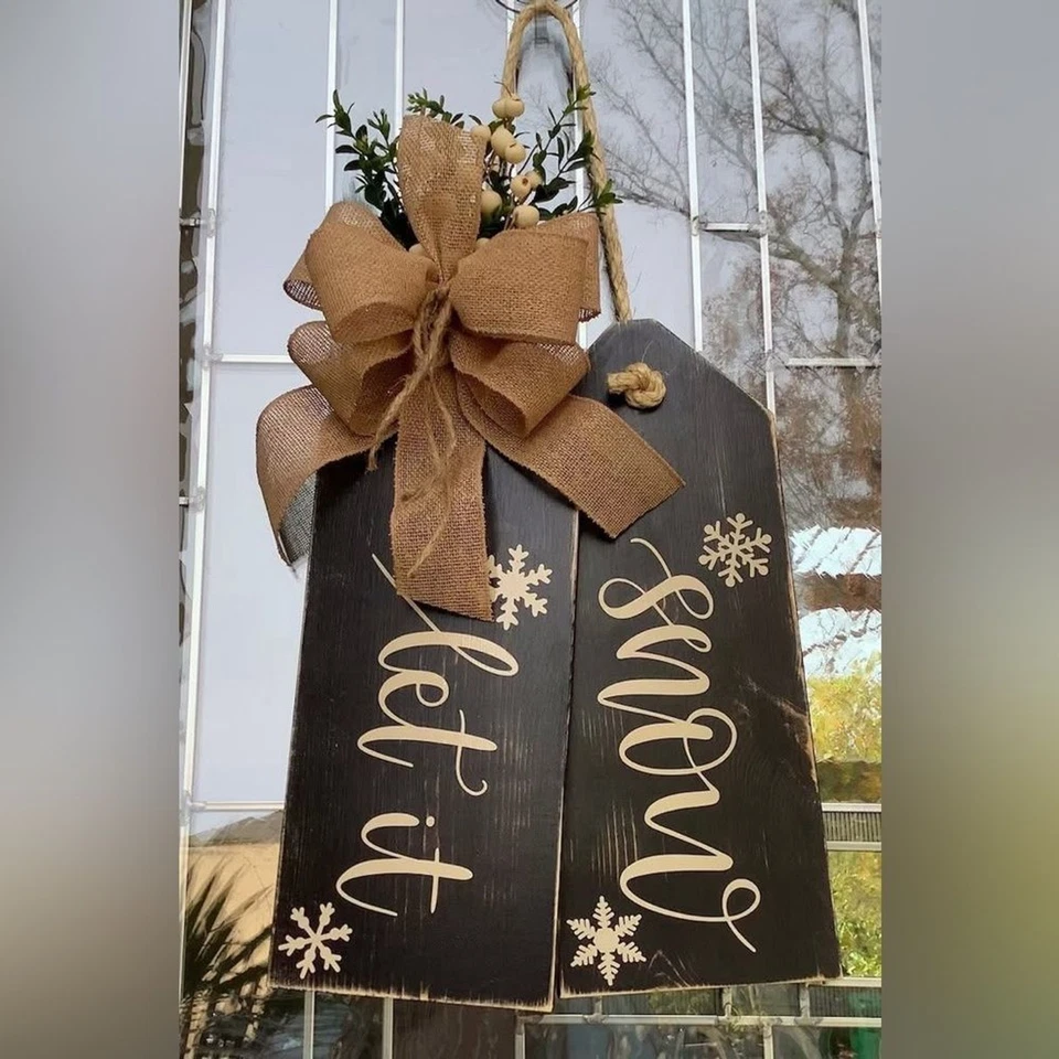 Handmade Holiday Door Hanger – Rustic Pinewood Tags with Bow (Outdoor Safe) Foto 1 de 1