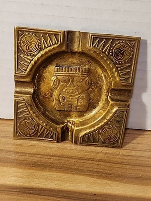 Antiguo cenicero de cobre martillado figuras aztecas cuadrado  Foto 1 de 4