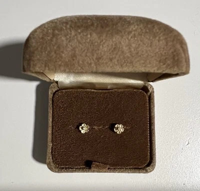 Pendientes de flores pequeñas vintage de oro de 14kt con astillas de diamantes Foto 1 de 4