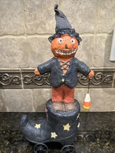 VINTAGE HALLOWEEN KÜRBIS MANN auf SCHWARZEM STIEFEL mit RÄDERN & STERNEN - DEBRA SCHOCH?? - Bild 1 von 9