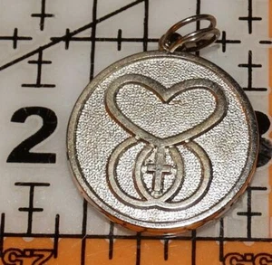 Vintage entwined Heart & Wedding Rings on circle Sterling Silver Charm #21Qa - Picture 1 of 6