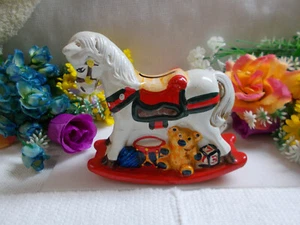 LOVELY VINTAGE ROCKING HORSE MONEY BOX - MADE IN TAIWAN - 14 1/2 cm L GC # 980 - Picture 1 of 12