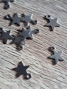 Lot de 10 breloques étoiles argentés de 0.9 cm Acier Inoxydable (A126) - Foto 1 di 3