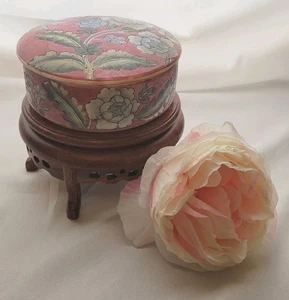 Vtg Chinese Porcelain Handpainted Jewelry/Trinket Box Pink W/Blue Flowers - Picture 1 of 7
