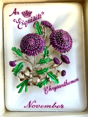 Broche de crisantemo exquisito vintage, serie de flores de cumpleaños de los años 50, en caja Foto 1 de 4