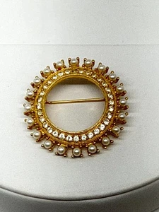 Gold tone Circle brooch faux pearls rhinestones Unsigned holiday classic - Picture 1 of 5