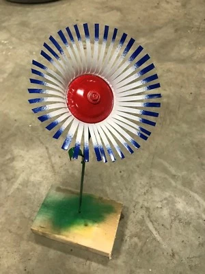 Reciclado Hecho a Mano Todo Metal Rojo, Blanco, Azul Flor Jardín Estaca Patio Arte 4 de Julio Foto 1 de 2