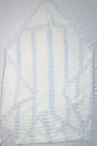 Manta de bebé de ganchillo hecha a mano 40x37 súper suave con capucha esquina blanca y azul bebé - Imagen 1 de 7