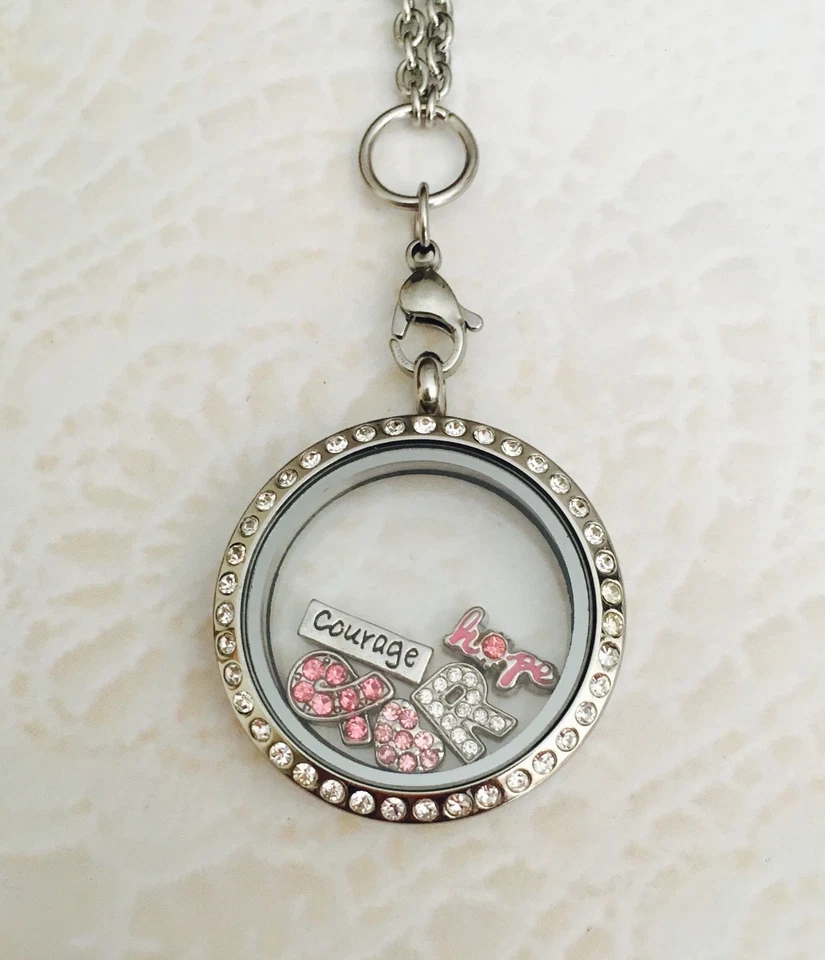 COLLAR MEDALLÓN MEMORIA CONCIENTIZACIÓN SOBRE EL CÁNCER DE MAMA Foto 1 de 1