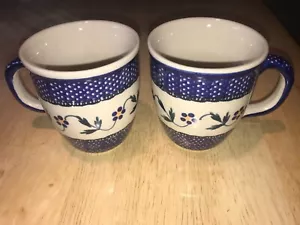2 TAZZE CERAMICA LUCIDA BOLESLAWIEC fatte a mano a pois blu scuro fiore giallo 501 - Foto 1 di 10