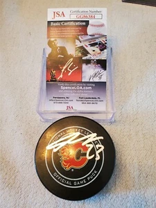SEAN MONAHAN signed FLAMES official game puck JSA COA - Picture 1 of 2