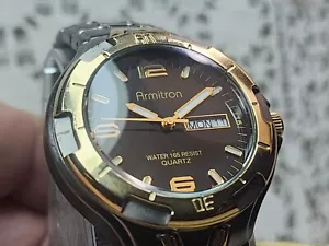 Reloj Armitron 165 pies WR cuarzo dos tonos de acero inoxidable para hombre - día fecha - funcionamiento - Imagen 1 de 14
