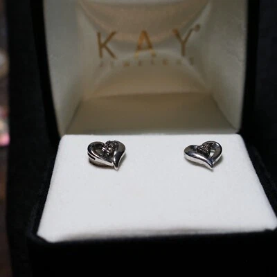 Pendientes de corazón de plata de ley .925 con diamantes negros Kay Jewelers Shades of Wonder  Foto 1 de 4