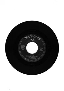 SINGLE: ELVIS PRESLEY: (YOU'RE THE) DEVIL IN DISGUISE / PLEASE DON'T DRAG THAT S - Foto 1 di 2