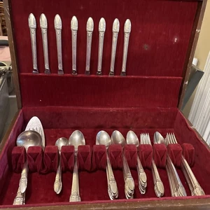 1847 ROGERS FIRST LOVE SET POSATE PLACCATO ARGENTO - 83 PEZZI E SCATOLA PORTAOGGETTI - VINTAGE - Foto 1 di 12