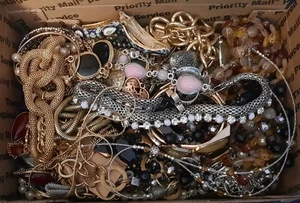 Lote de joyas chatarra vintage reparación artesanal pedrería y ponibles D230 - Imagen 1 de 6
