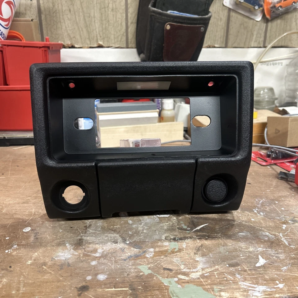 Radio bisel Datsun 510 1970-1973 bonito sin cortar fabricante de equipos originales de fábrica Foto 1 de 4