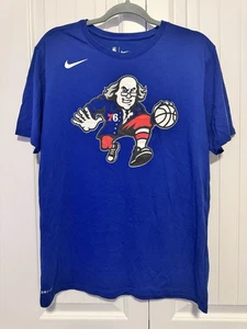 Nike Philadelphia 76ers City Edition Ben Franklin Logo T-Shirt Herren Large Blau - Bild 1 von 4