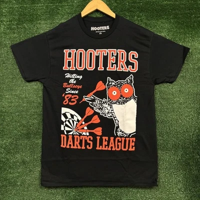 Camiseta Hooters Darts League Hitting the Bullseye Since 83 tamanho médio - Imagem 1 de 4
