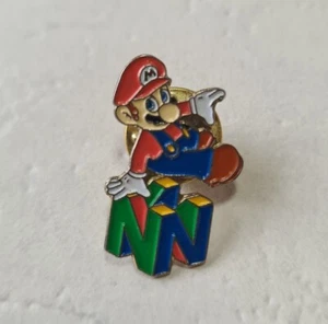 Super Mario 64 Nintendo N64 Pin Badge Game Promo Rare 1996 VGC 🇬🇧 UK Post - Picture 1 of 2