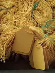 Vintage 1000 Yellow String Paper Merchandise Tags 1"x.75" Flea Market Craft Fair - Imagen 1 de 5