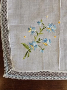 DE COLECCIÓN AÑOS 50 HANKIE HANKY BORDADO FLORALES AZULES Y BORDES DE ENCAJE DELICADOS 10,5x11 - Imagen 1 de 7