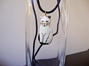 Vintage 1970er Cloisonne Multicolor Katze weiß Emaille goldfarben Anhänger + Adj Kordel - Bild 1 von 10
