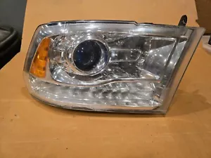 Proyector halógeno bifuncional OEM RAM Laramie CROMO derecho 68276120AB - Imagen 1 de 14
