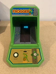 Frogger Vintage 1982 Mini Table Top Arcade Handheld Video Game Sega Coleco Works - Bild 1 von 7